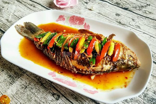 蒜香鲫鱼的做法图解10