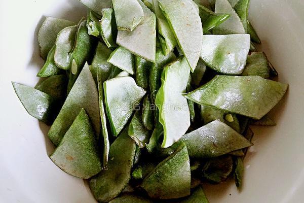 五花肉烧扁豆的做法图解3
