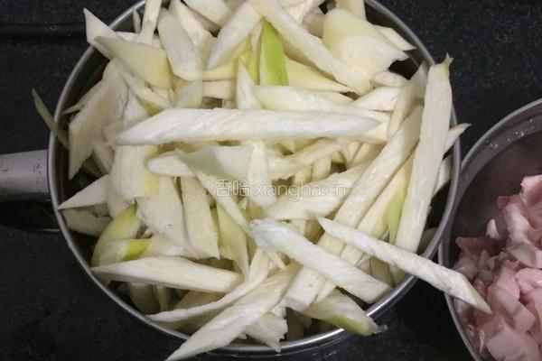 茭白丝炒肉丝的做法图解1
