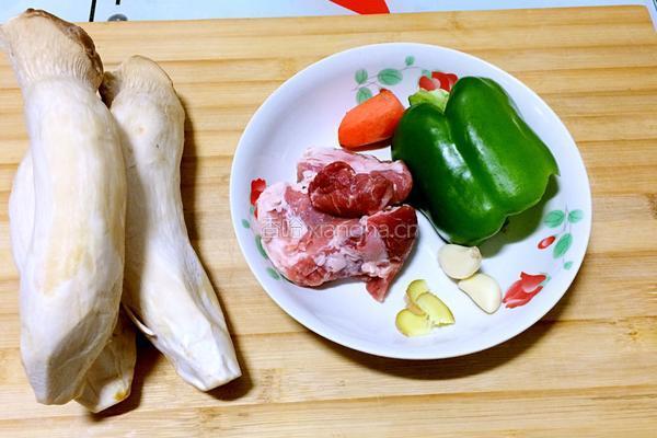 杏鲍菇炒肉的做法图解1