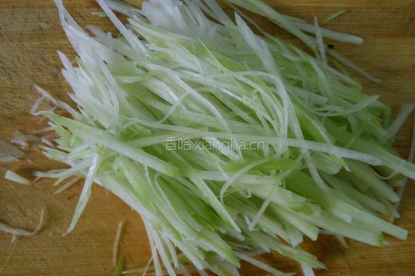 凉拌辣萝卜的做法图解2