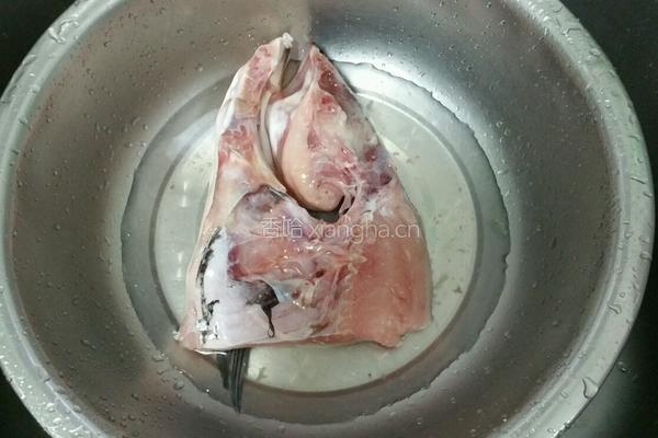 鲢鱼鱼头豆腐煲的做法图解1