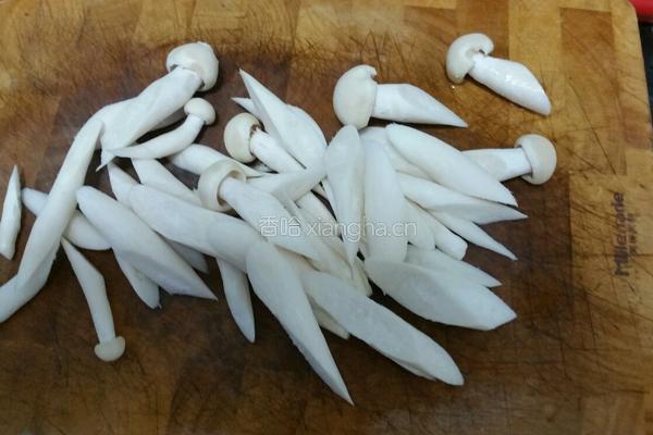 海鲜菇炒西红柿的做法图解3
