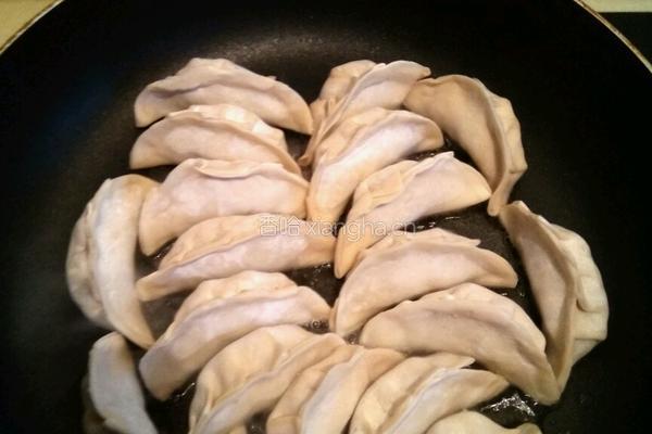蛋煎饺子的做法图解1