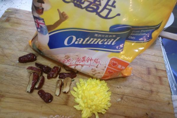 红枣麦片菊花粥的做法图解1