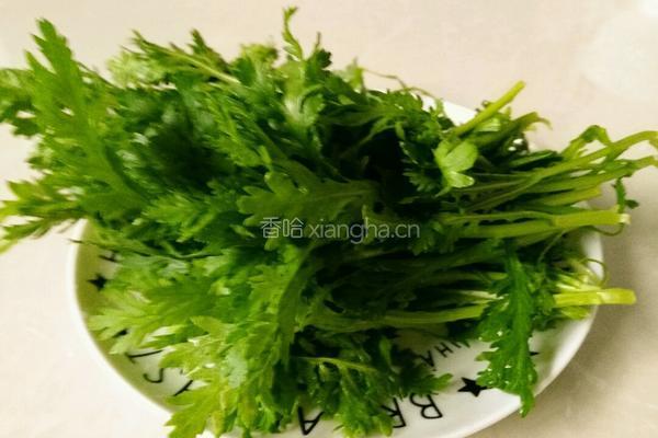 鸡蛋烩茼蒿的做法图解1