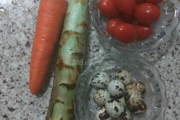 圣女果相伴鹌鹑蛋的做法图解1