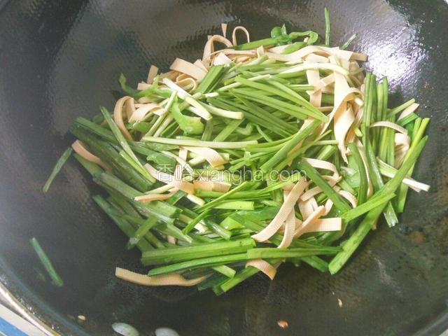 放入韭菜和千张，翻炒