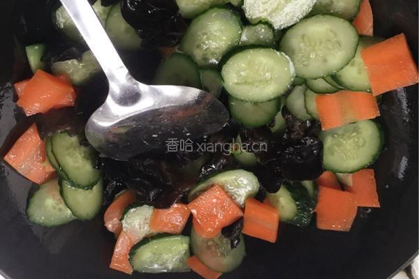 木耳黄瓜炒鸡蛋的做法图解4