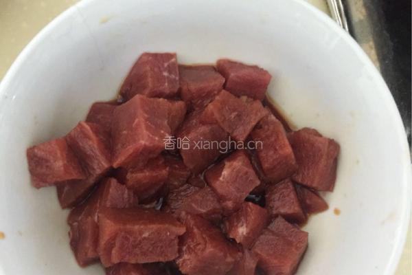 土豆牛肉粒的做法图解2