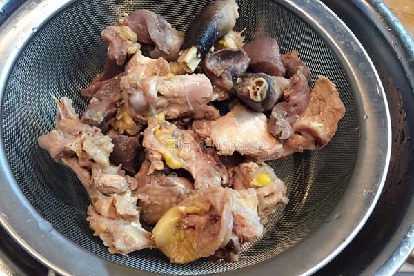 乌鸡炖板栗汤的做法图解2