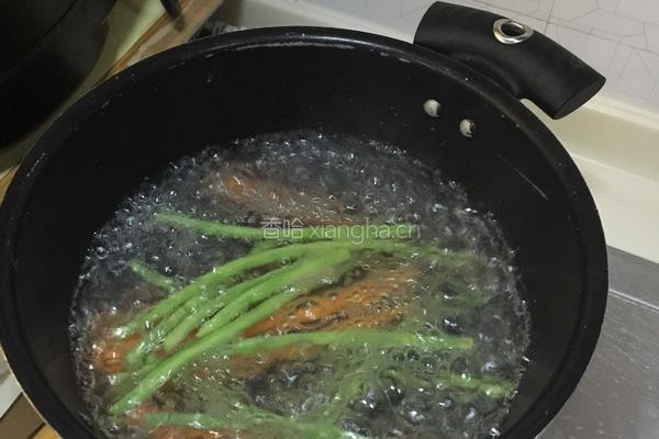 鸡腿蔬菜卷的做法图解7