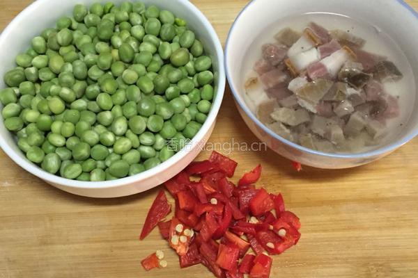 腊肉烧豌豆的做法图解1