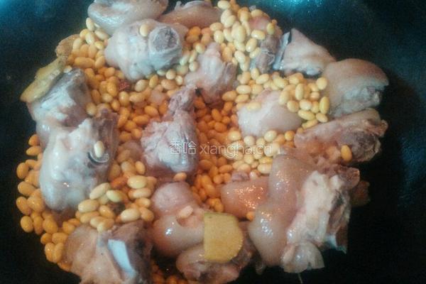红烧猪蹄煨黄豆的做法图解4