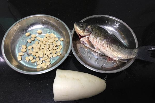 鲫鱼白萝卜扁豆汤的做法图解2