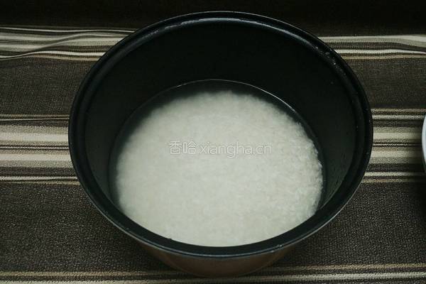 果肉腊味焖饭的做法图解1
