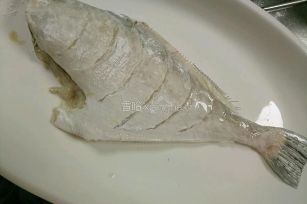 蒜香扒皮鱼的做法图解2