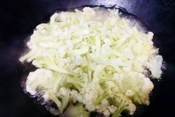 回锅肉炒花菜的做法图解4