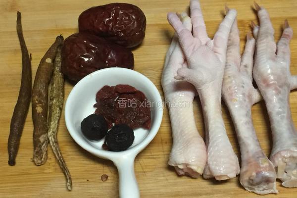 电饭煲当归红枣鸡爪汤的做法图解1