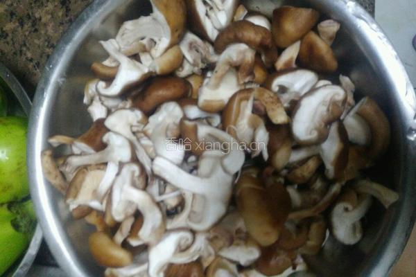 蘑菇炖土豆的做法图解1
