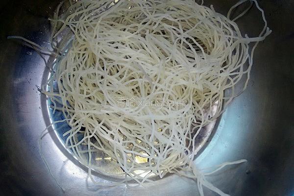 烫米线的做法图解1
