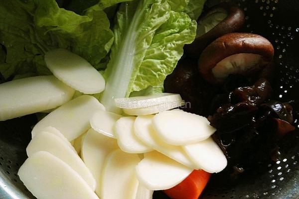 香菇青菜汤年糕的做法图解1