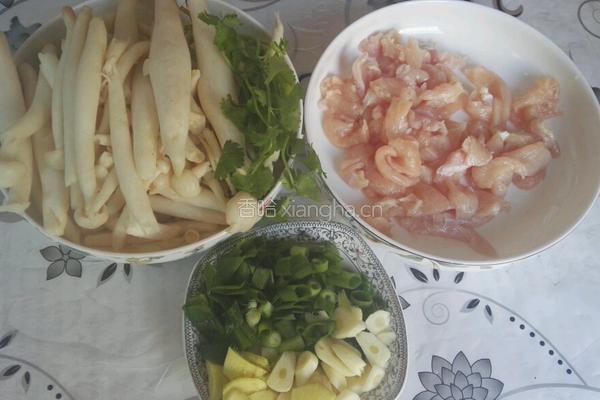 鸡肉炖白玉菇的做法图解1
