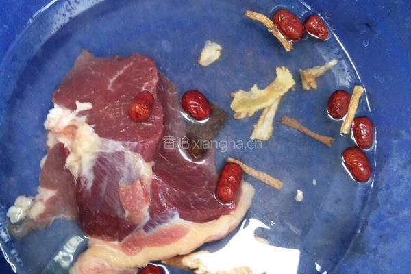 牛肉汤的做法图解1