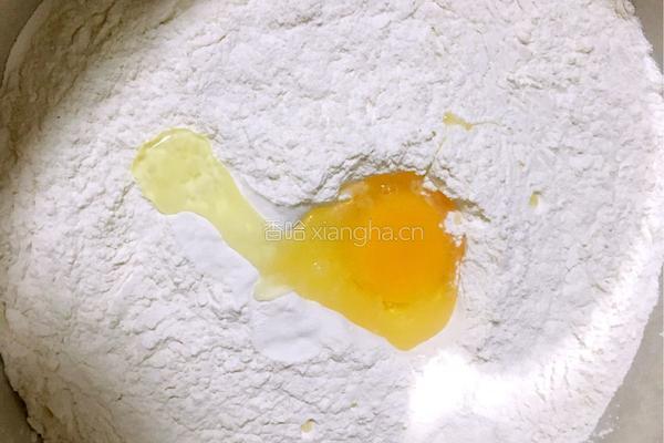 韭菜鸡蛋虾仁水饺的做法图解2