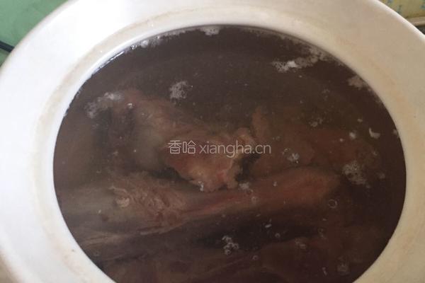 胡萝卜羊肉汤的做法图解1