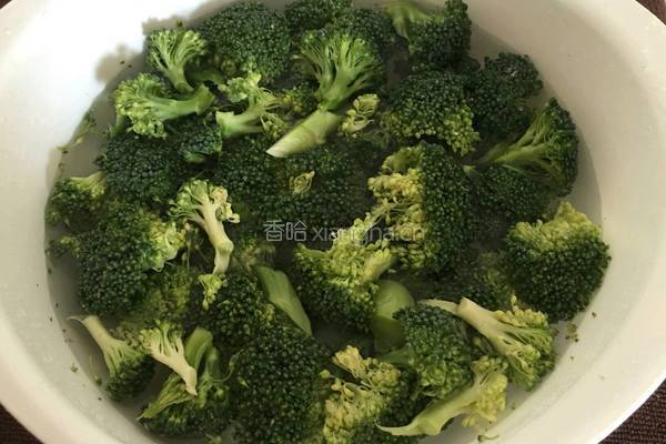 红萝卜炒西兰花的做法图解1