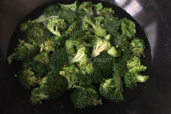 红萝卜炒西兰花的做法图解3