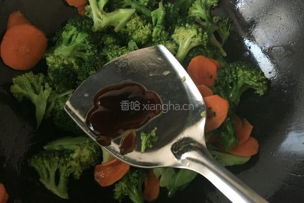 红萝卜炒西兰花的做法图解6