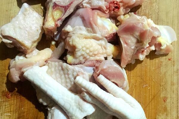 板栗焖鸡肉的做法图解1