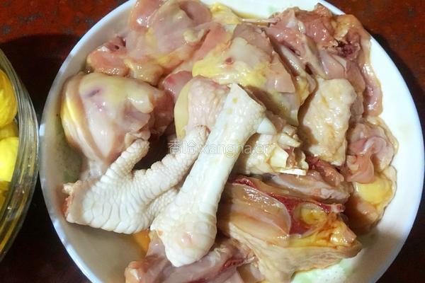 板栗焖鸡肉的做法图解2