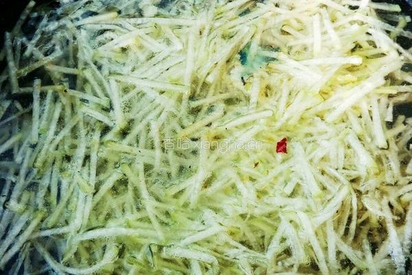 炝拌佛手瓜丝的做法图解1
