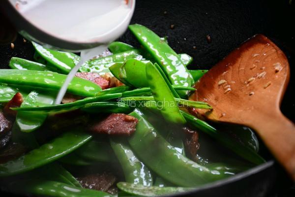荷兰豆炒腊肉的做法图解7