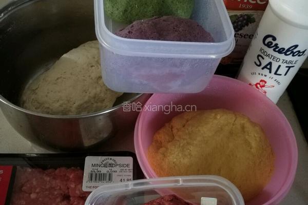 蔬菜汁饺子的做法图解1
