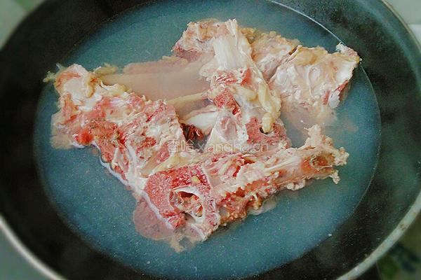 牛骨萝卜汤的做法图解2
