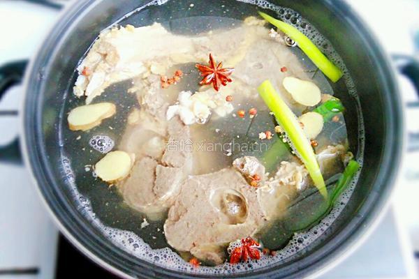 牛骨萝卜汤的做法图解4