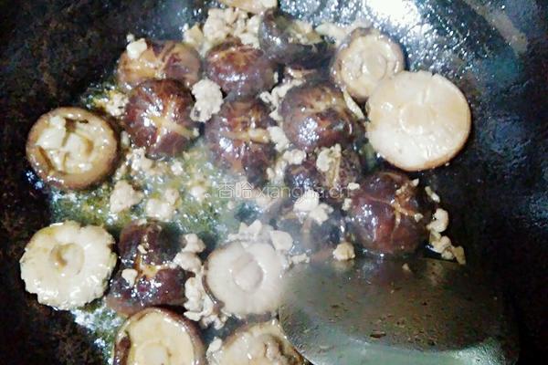 肉丁焖香菇的做法图解7