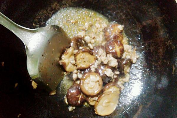 肉丁焖香菇的做法图解8