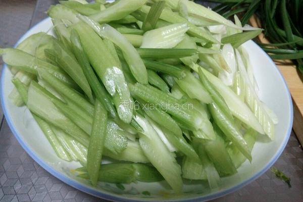 腊肉西芹的做法图解5
