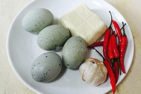 凉拌皮蛋豆腐的做法图解1