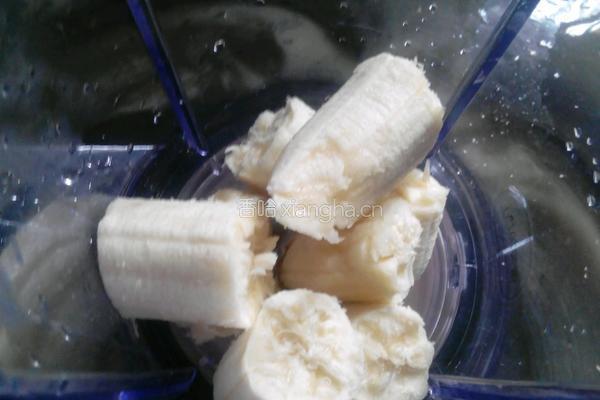 香蕉奶昔的做法图解1