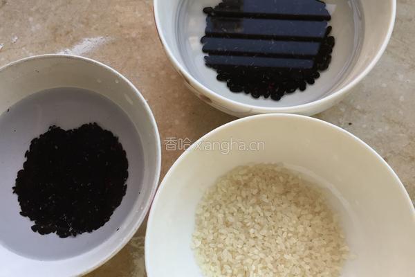 黑豆黑米粥的做法图解1