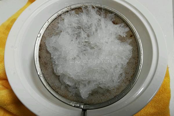 冰糖雪梨炖燕窝的做法图解3