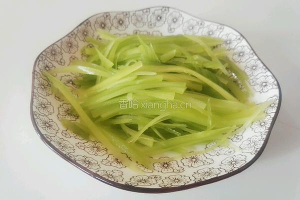 莴笋丝小肠瘦肉汤的做法图解2