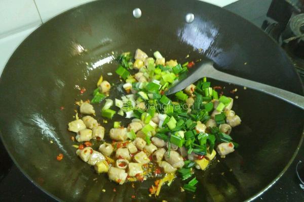 蒜苗爆小肠的做法图解8