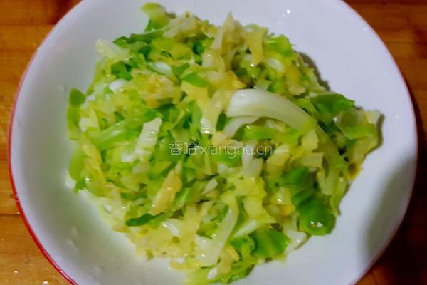 炒甘蓝菜的做法图解3